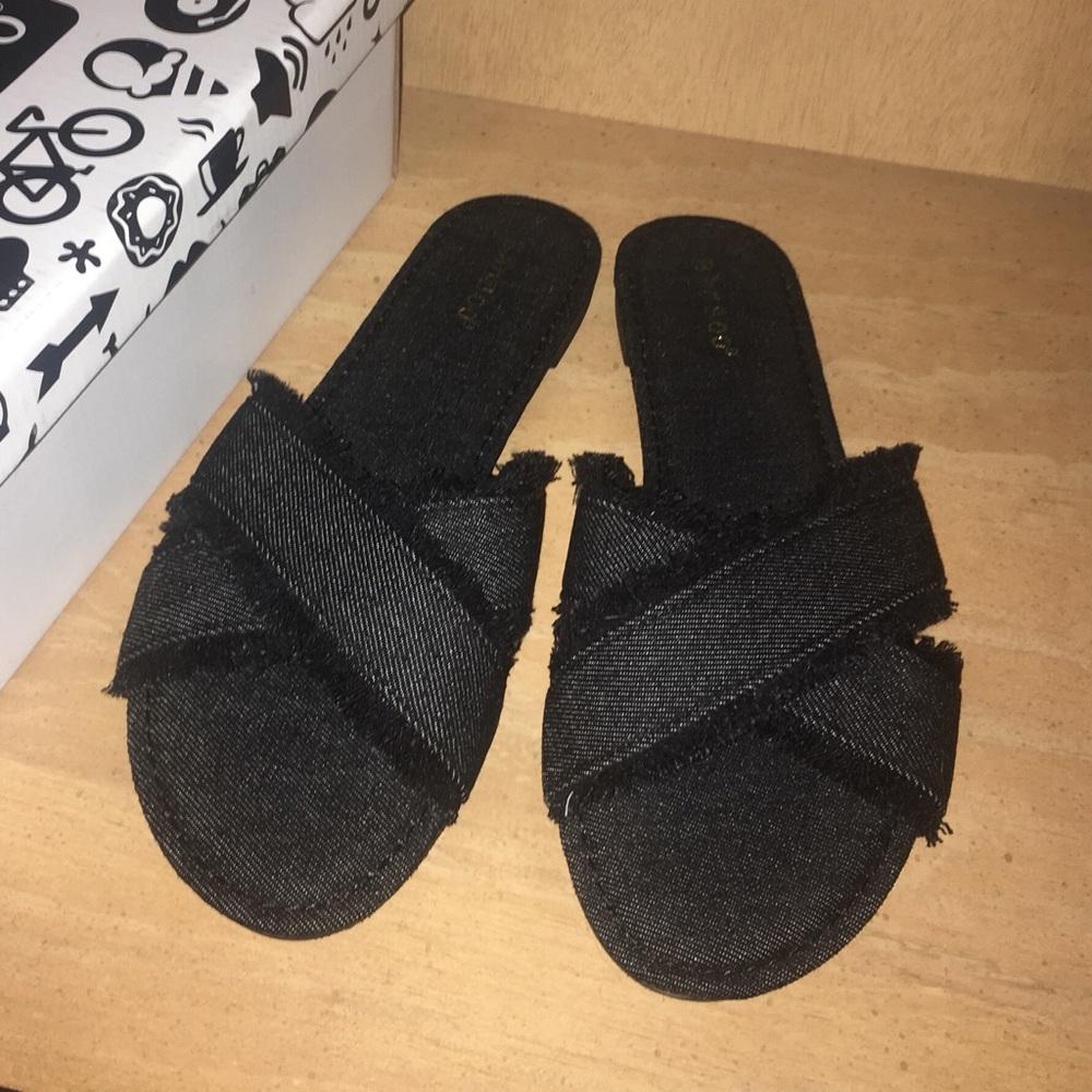 BLACK FRAYED DENIM OPEN-TOE SANDALS W/ CRISSCROSS STRAPS · SIZE 9, FITS 8 · NWT